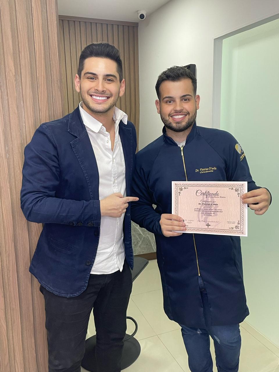 Dr. Lopez ao lado de aluno com certificado de conclusão