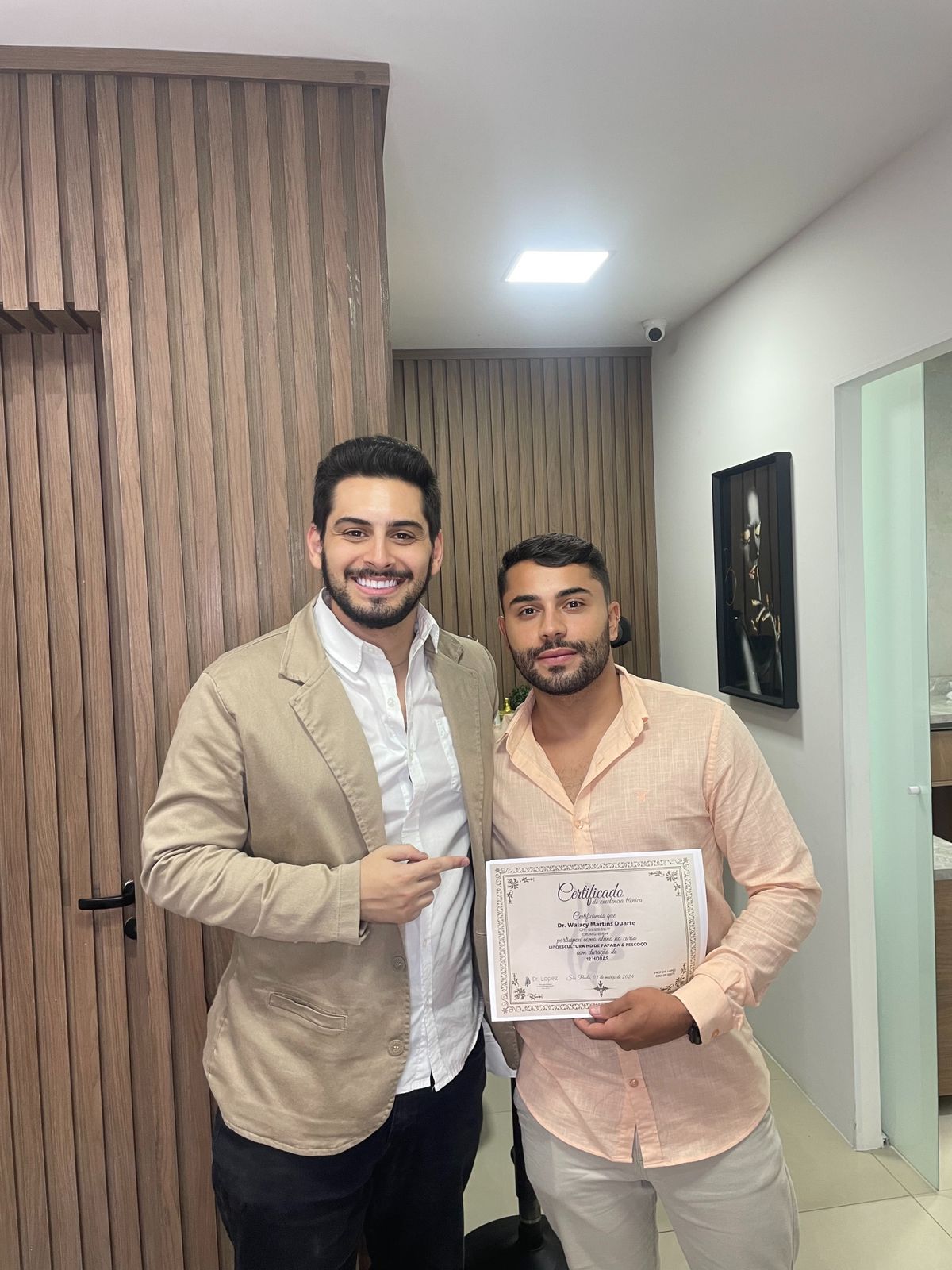 Dr. Lopez ao lado de aluno segurando certificado de lipoescultura HD de papada e pescoço