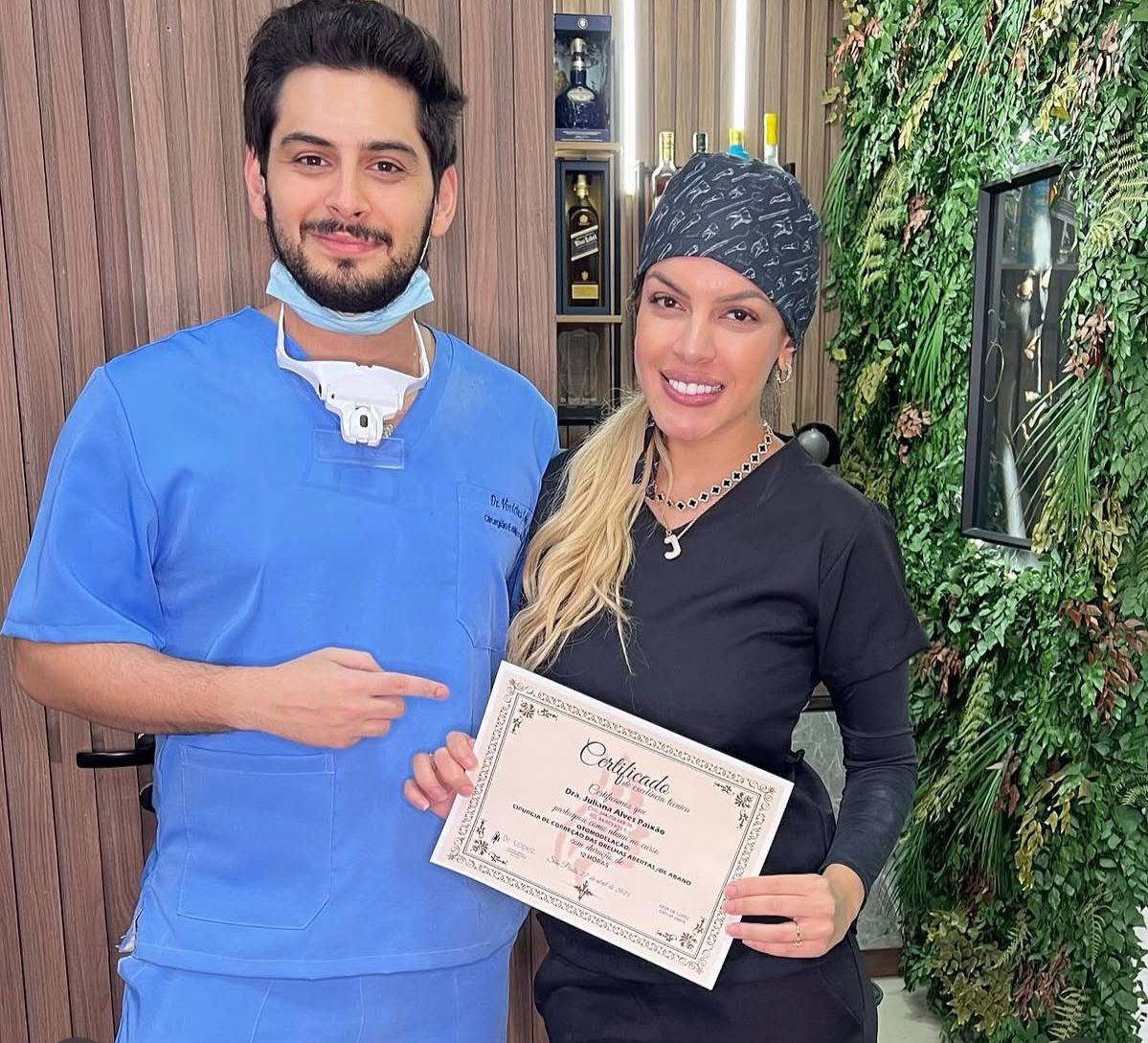 Dr. Lopez ao lado de aluna segurando certificado de otomodelação
