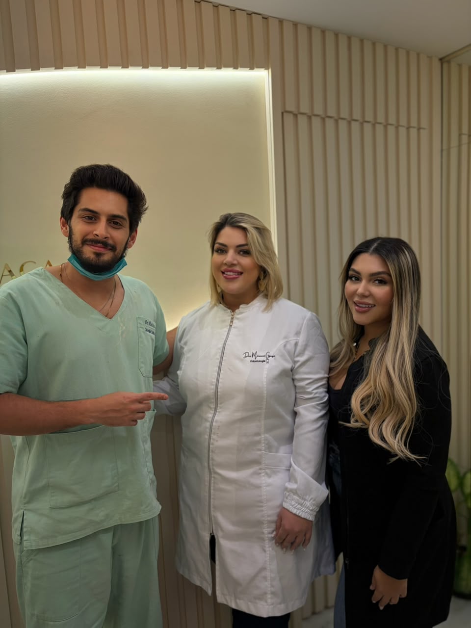 Dr. Lopez ao lado de alunas em clínica parceira da formação presencial