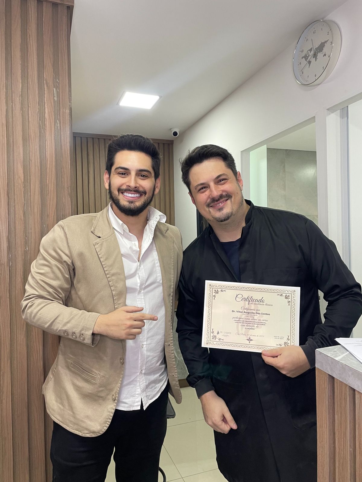 Dr. Lopez ao lado de aluno segurando certificado de cirurgia de emagrecimento facial