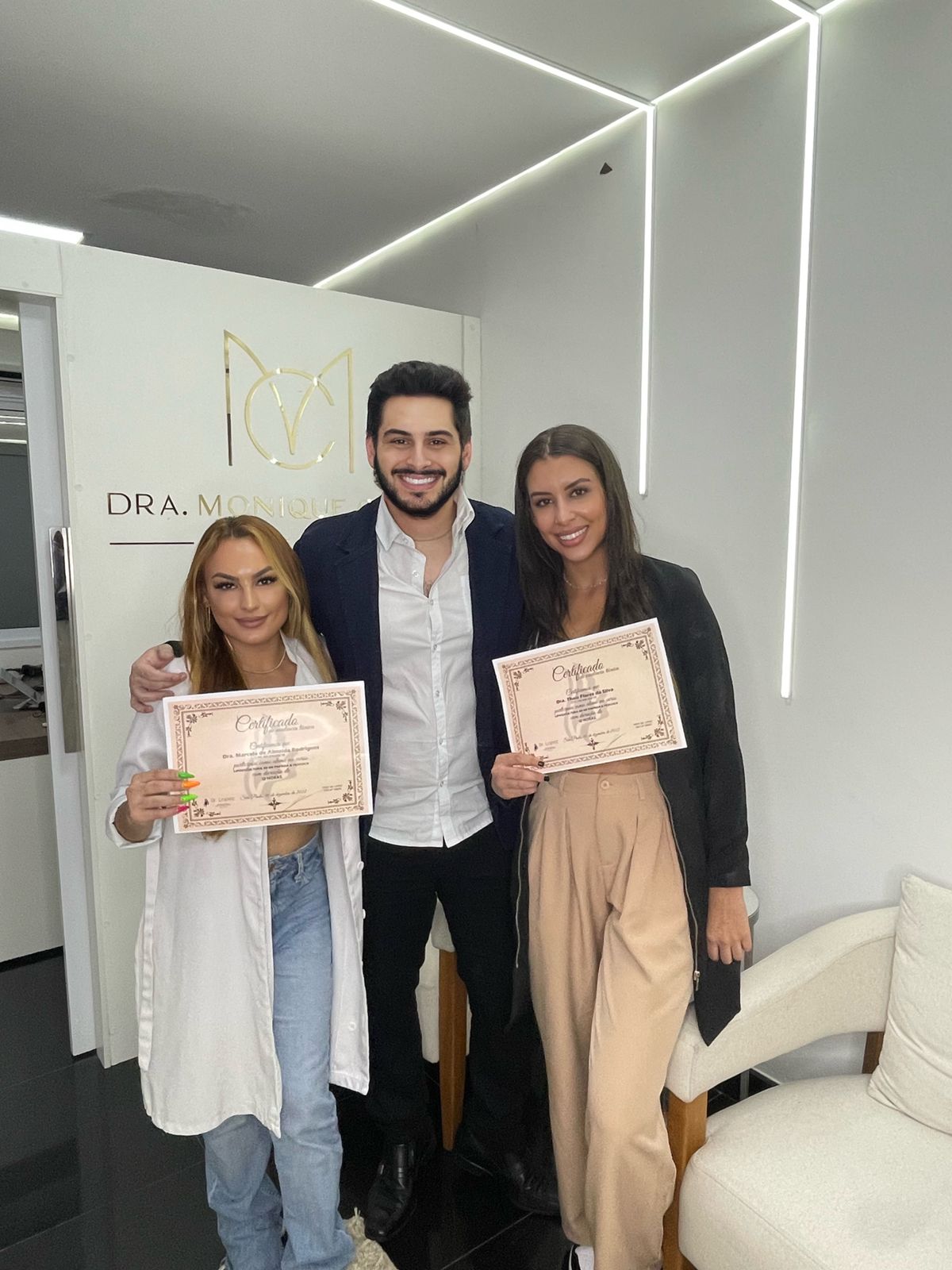 Dr. Lopez ao lado de duas alunas certificadas em clínica parceira