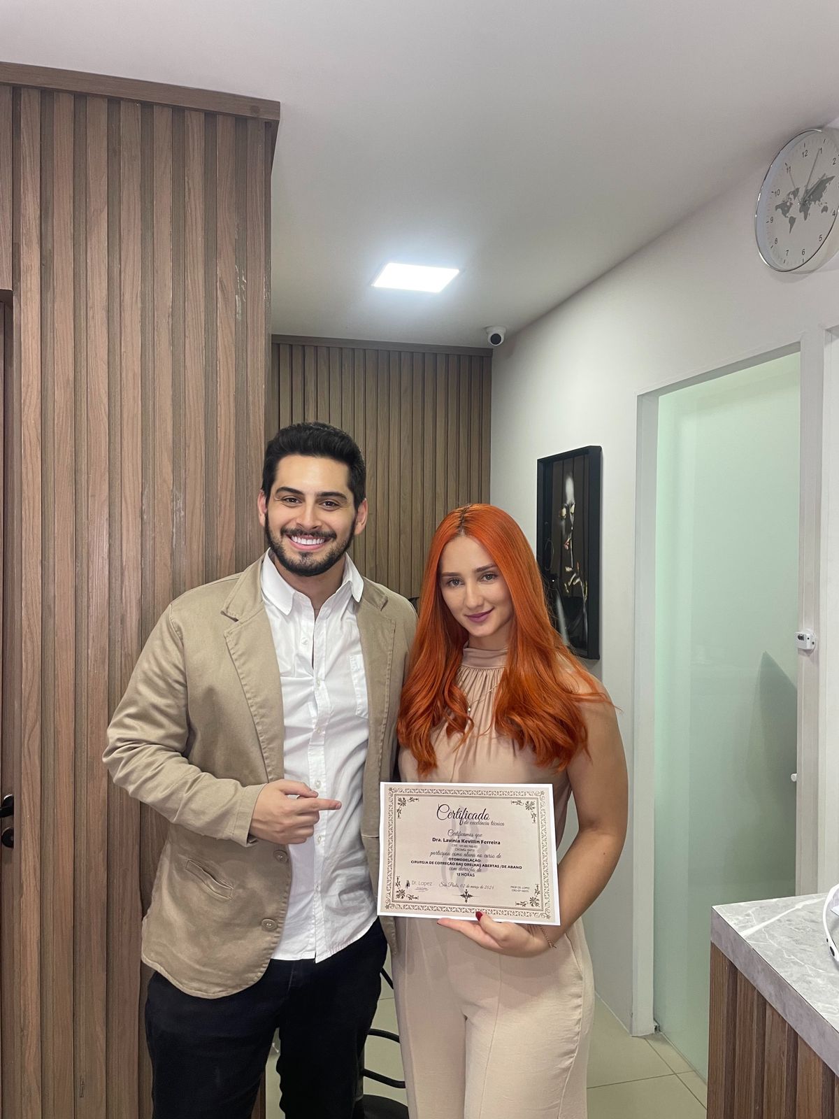 Dr. Lopez ao lado de aluna segurando certificado de otomodelação