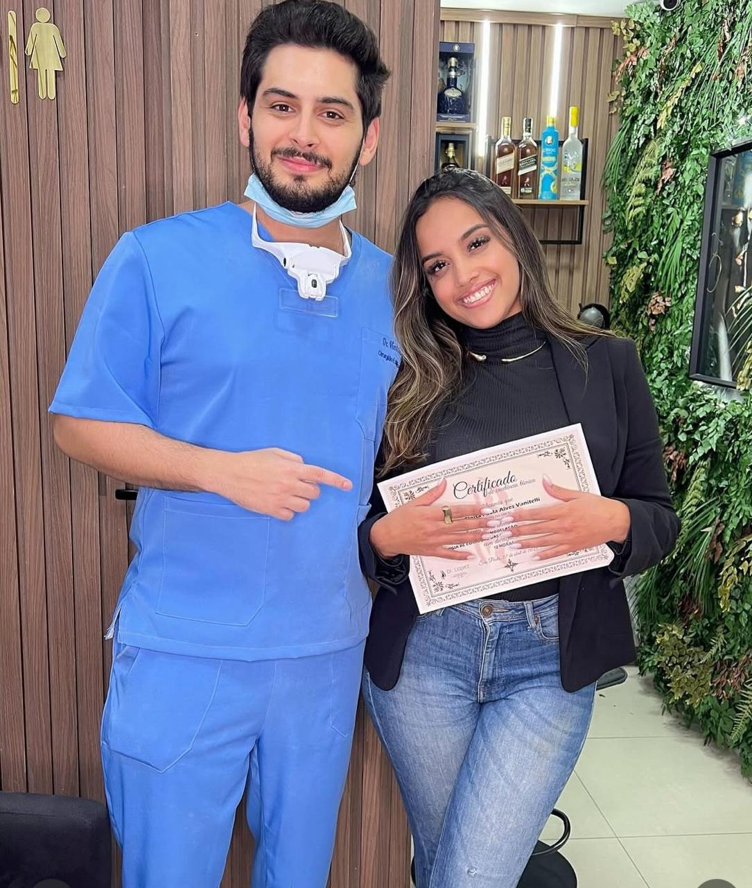 Dr. Lopez ao lado de aluna segurando certificado de otomodelação