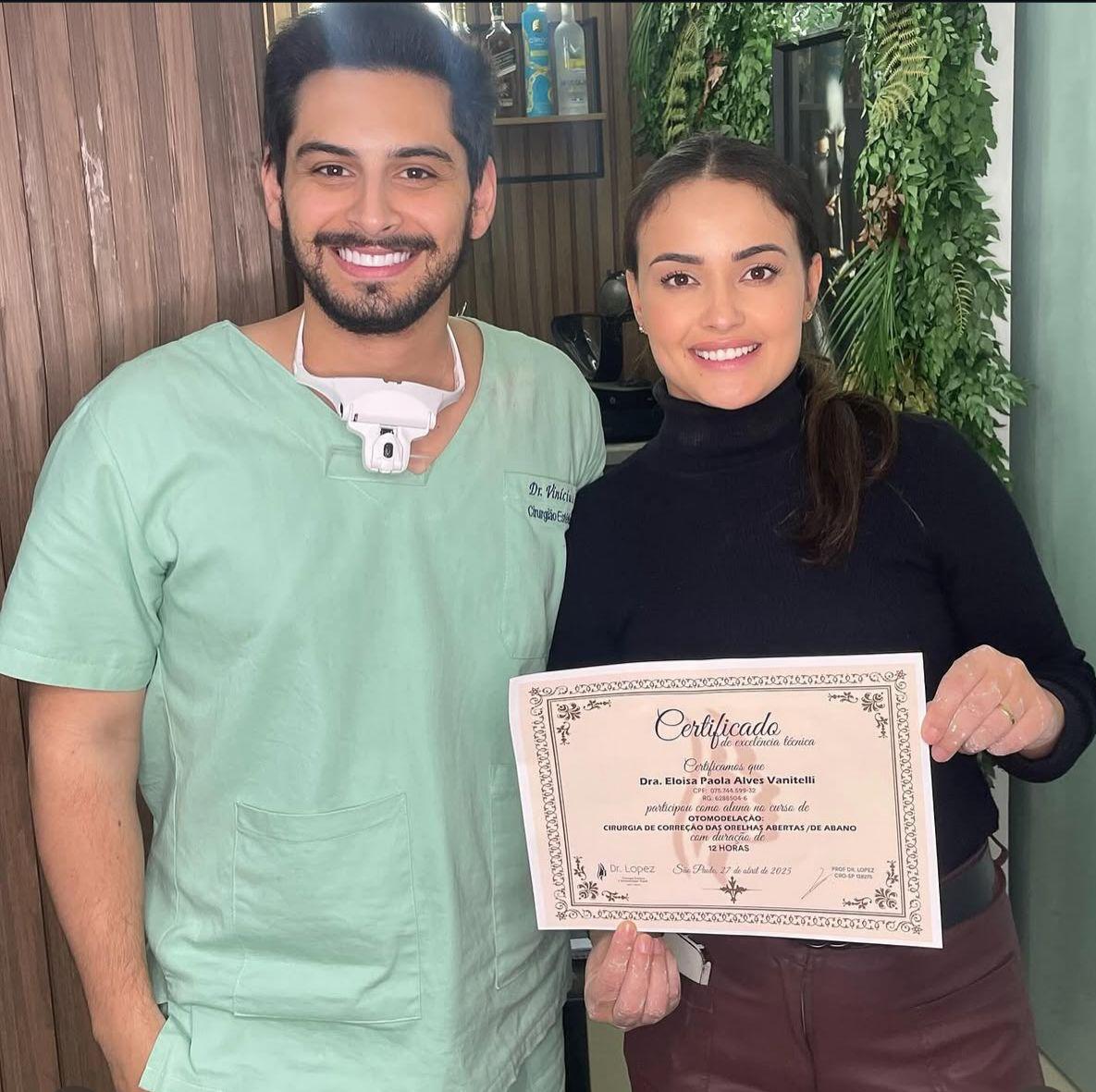 Dr. Lopez ao lado de aluna com certificado da formação presencial
