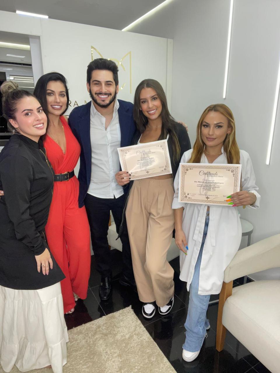 Dr. Lopez ao lado de turma presencial com certificados
