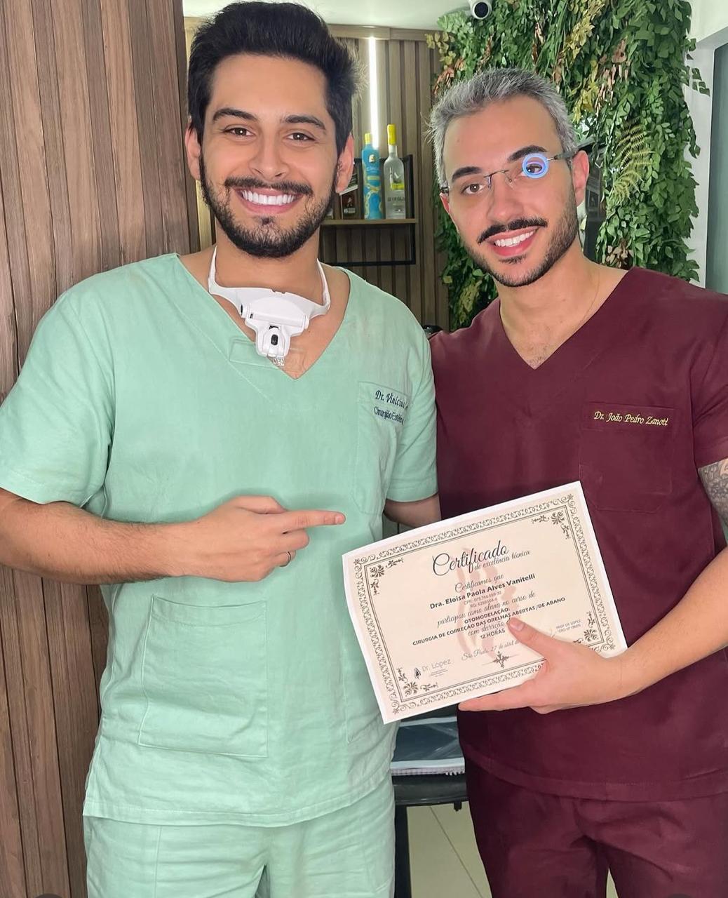 Dr. Lopez ao lado de aluno com certificado da formação presencial